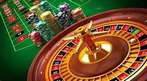 Dealer live casino sedang membagikan kartu di meja blackjack dengan kualitas streaming jernih